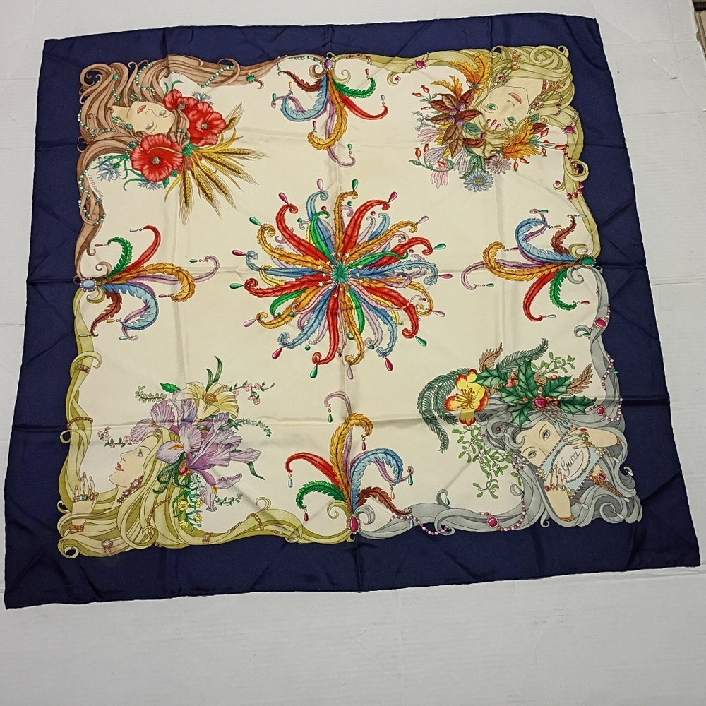 ❤️Rare VINTAGE GUCCI Italy GODDESSES FLORAL V ACCORNERO Theme Silk Scarf